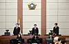 Presiding Judge Ji Gwi-yeon, center, along with panel judges Kim Ui-dam, left, and Yoo Young-sang, enters Courtroom 417 at the Seoul Central District Court on the morning of April 21, 2025, in Seocho District, southern Seoul, for former President Yoon Suk Yeol’s trial on charges of being the ringleader of an insurrection. [NEWS1]