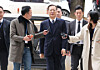 Former Justice Minister Park Sung-jae, center, arrives at the Seoul Central District Court on Nov. 13 to attend his arrest warrant hearing. [YONHAP]