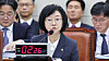 Minister of Food and Drug Safety Oh Yu-kyoung answers questions from lawmakers during a parliamentary audit by the Health and Welfare Committee at the National Assembly in western Seoul on Oct. 21. [LIM HYUN-DONG]
