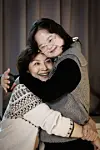 Theater actor Baek Ji-yoon, right, hugs her mother Lee Myeong-hee during an interview with the JoongAng Sunday at the Modu Art Center in Seodaemun District, western Seoul, on Nov. 3. [JOONGANG SUNDAY]