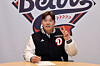 Doosan Bears pitcher Choi Won-joon poses at Jamsil Baseball Stadium in Seoul as he signs a new four-year contract with the club on Nov. 28. [DOOSAN BEARS]