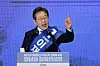 Rep. Lee Jae-myung speaks at the Ulsan Exhibition & Convention Center at the conclusion of the Democratic Party's Chungcheong and Gyeongsang regional primaries on April 20. [NEWS1]