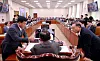 Lawmakers adjust the agenda to include questions on the legitimacy of the Czech nuclear deal during a committee meeting at the National Assembly in western Seoul on Aug. 19. [YONHAP]
