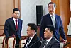 Acting President Han Duck-soo, right, enters a National Security Council (NSC) meeting held at the government complex in central Seoul on April 4, trailed by National Security Adviser Shin Won-sik. [YONHAP]