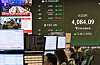 This photo, taken Oct. 29, shows the dealing room of Hana Bank in central Seoul. [YONHAP]