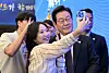 President Lee Jae Myung takes a selfie with a visitor at the National Growth Fund report session at Mapo District, western Seoul, on Sept. 10. [JOINT PRESS CORPS]