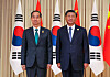 South Korean Prime Minister Han Duck-soo, left, stands alongside Chinese President Xi Jinping at their meeting on the sidelines of the opening of the 19th Asian Games in Hangzhou on Saturday afternoon. [OFFICE OF THE PRIME MINISTER]