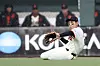 San Francisco Giants outfielder Lee Jung-hoo catches a sinking line drive by Cincinnati Reds' Blake Dunn during an MLB game in San Francisco on April 7. [AP/YONHAP]