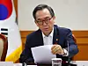 Foreign Minister Cho Tae-yul reads over materials at the ministry's policy plan conference titled “Unwavering Diplomatic Stance and Stable Management of External Relations″ at the Seoul Government Complex in Jongno District, central Seoul, on Jan. 16. [YONHAP]