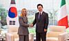 President Lee Jae Myung, right, shakes hands with Italian Prime Minister Giorgia Meloni before their talks at the U.N. headquarters in New York on the sidelines of the U.N. General Assembly, in this file photo from Sept. 24, 2025. [YONHAP]