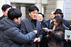 Kim Yong, a former deputy head of the Democratic Party-affiliated think tank Institute for Democracy, center, attends a court ruling at the Seoul High Court in Seocho District, western Seoul, on Feb. 6. [NEWS1]