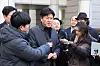 Kim Yong, a former deputy head of the Democratic Party-affiliated think tank Institute for Democracy, center, attends a court ruling at the Seoul High Court in Seocho District, western Seoul, on Feb. 6. [NEWS1]