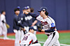 Gwak Been plays catch during a practice session at Gocheok Sky Dome in western Seoul on Nov. 7. [YONHAP]