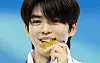 Cha Jun-hwan bites his gold medal at the awards ceremony at the Asian Winter Games in Harbin, China on Feb. 13. [NEWS1]
