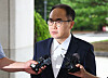 Prosecutor General Lee One-seok speaks to reporters on his way to work at the Supreme Prosecutors' Office in Seocho District, southern Seoul, on Monday. [YONHAP]