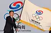 Korean Sport & Olympic Committee (KSOC) President Ryu Seung-min waves the KSOC flag during his inauguration ceremony at Grand Hyatt Seoul in central Seoul on March 27. [YONHAP]
