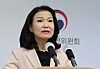Former Korea Communications Commission (KCC) Chairperson Lee Jin-sook speaks to reporters at the KCC Gwacheon office in Gyeonggi on Sept. 29. [NEWS1]
