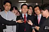 People Power Party presidential candidate Kim Moon-soo answers questions from reporters at the Seoul Southern Districtd Court ion May 10. [YONHAP]