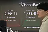 A screen in Hana Bank's trading room in central Seoul shows the Kospi trading below the 2,400 threshold while the won-dollar rate surpasses the 1,480 mark for the first time since the 2009 financial crisis, ahead of an impeachment vote against acting President Han Duck-soo on Friday. [YONHAP]