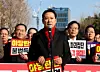 People Power Party leader Jang Dong-hyeok holds a rally outside the Seoul Central District Court, southern Seoul, over a pretrial detention hearing held against Rep. Choo Kyung-ho on Dec. 2. [JANG JIN-YOUNG]