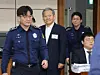 Former Minister of Interior and Safety Lee Sang-min, center, enters the courtroom at the Seoul Central District Court in Seocho District, southern Seoul, on Oct. 17, 2025. [NEWS1]