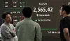 A screen in Hana Bank's trading room in central Seoul shows the Kospi closing on April 29. [YONHAP]