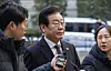 Democratic Party leader Lee Jae-myung, center, arrives at the Seoul Central District Court in Seocho District, southern Seoul, on Jan. 17. [YONHAP]