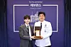 BTS member Suga, real name Min Yoon-gi, left, and Severance Hospital President Keum Ki-chan, right, hold up a plaque of appreciation for Suga’s donation in establishing the Min Yoongi Center at Severance Hospital in Seoul on Sept. 29. [YONHAP]