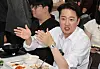 Lee Jun-seok, presidential candidate of the minor Reform Party, speaks to students at the cafeteria inside Pusan National University on May 14. [JOONGANG ILBO]