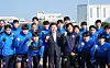 Jeju Governor Oh Young-hun chants a cheer with players from Suwon Samsung during their winter training camp on the island in 2023. [JEJU PROVINCIAL GOVERNMENT]