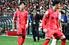 Korean national team manager Hong Myung-bo, center, watches a 2026 World Cup qualifer between Korea and Palestine at Seoul World Cup Stadium in western Seoul on Thursday. [JOONGANG ILBO]