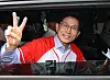 People Power Party presidential candidate Kim Moon-soo poses for photos inside his car in Miryang, South Gyeongsang, on May 14. [JOONGANG ILBO]
