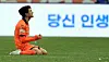 Gangwon FC's Kim Dae-won celebrates after the team won the K League match against the Suwon Samsung Bluewings at Suwon World Cup Stadium in Suwon, Gyeonggi on Dec. 2. [NEWS1]