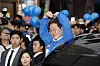 Lee Jae-myung, presidential candidate of the Democratic Party, greets his supporters in Geoje, South Gyeongsang, on May 14. [JOONGANG ILBO]