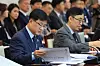 Minister of Climate, Energy and Environment Kim Sung-whan reads documents during a meeting at the government complex in Jongno District, central Seoul on Oct. 1. [NEWS1]
