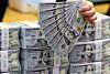 An employee arranges stacks of bank notes at Hana Bank's Counterfeit Notes Response Center in Jung District, central Seoul, on Jan. 6. [NEWS1]