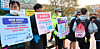 Officials and volunteers from the Yeonsu District Office and Yeonsu Police Station conduct an “e-scooter safety campaign” for students in front of Incheon Sinjeong Middle School and Incheon Yeonsong High School in Incheon on Oct. 29. [YONHAP]