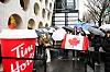 Rain didn't deter the crowd that lined up ahead of the grand opening of Tim Hortons' first Korean store in Gangnam District, southern Seoul, on Thursday. [TIM HORTONS KOREA]