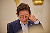 President Lee Jae Myung talks on the phone with leaders of Kazakhstan and Sweden at the presidential office in Yongsan, central Seoul, on July 23. [PRESIDENTIAL OFFICE]