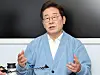 Democratic Party presidential candidate Lee Jae-myung speaks during a joint interview with press after a visit to Hadong, South Gyeongsang on May 15. [JOINT PRESS CORPS]