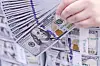 A clerk checks U.S. dollar notes at a center of Hana Bank in Seoul on April 25. [NEWS1]