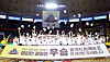 The Changwon LG Sakers celebrate winning the 2024-25 KBL Championship at Jamsil Students Gymnasium in southern Seoul on May 17. [NEWS1]