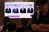 People watch the second presidential election debate in the waiting area of Seoul Station in central Seoul on May 23. [YONHAP]