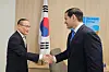 National Security Adviser Wi Sung-lac, left, shakes hands with U.S. Secretary of State Marco Rubio on the margins of the NATO summit in the Netherlands on June 24. [PRESIDENTIAL OFFICE]