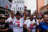 A government supporter holds a banner reading in Spanish, 'Free Maduro,' during a protest demanding President Nicolas Maduro's release, after U.S. forces captured and flew him to the United States, in Caracas, Venezuela, Jan. 4. [AP/YONHAP]