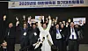 North Jeolla Gov. Kim Kwan-young, center, and provincial officials celebrate after the Korean Sport & Olympic Committee selects the province as Korea's candidate to bid for the 2036 Olympics at Olympic Parktel in Jamsil, southern Seoul, on Feb. 28. [NORTH JEOLLA PROVINCIAL GOVERNMENT]