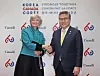Tamara Mawhinney, chargee d'affaires of Canada to Korea, left, celebrates the 60th annivesary of Canada-Korea relations with Foreign Minister Park Jin at the Canadian Embassy in Seoul on Jan. 12. [PARK SANG-MOON]