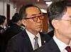 Foreign Minister Cho Tae-yul enters a Cabinet meeting at the Seoul Government Complex on Sunday, following President Yoon Suk Yeol's brief martial law declaration earlier in the week. [YONHAP]