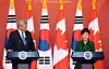 President Park Geun-hye, right, and Canadian Prime Minister Stephen Joseph Harper speak to the press in Seoul after they sign the free trade agreement at the Blue House in Seoul on March 11, 2014. [EMBASSY OF CANADA IN KOREA]
