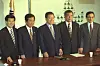 Lee Hae-chan, fifth from right, alongside former President Kim Dae-jung, then head of the National Congress for New Politics, third from right. [JOONGANG ILBO]